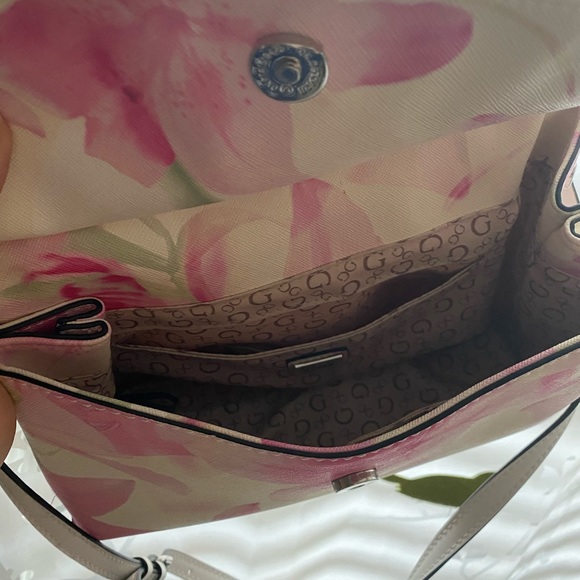 Guess - Picture 3 of 7